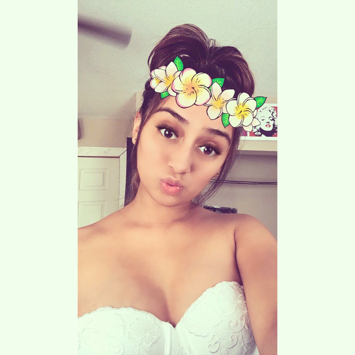 Cecee_Chickk's tweet photo. Whole lot of pretty with a whole lot or crazy https://t.co/jodzG54aUD