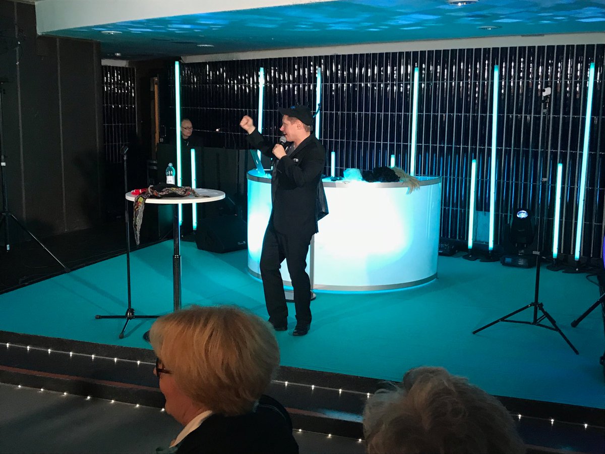 strom_jarmo's tweet photo. Tamminen imitoi #siemens #siemensdigiday #digiday https://t.co/lPvcaYAgT1