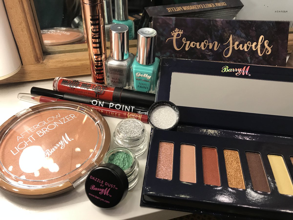 JamieMusical's tweet photo. Get the #JamieLondon look with our official sponsor @BarryMCosmetics ! ππ We even have our very own #DazzleDust named 'JAMIE STAR' !! π https://t.co/ZPnJd5x9AQ