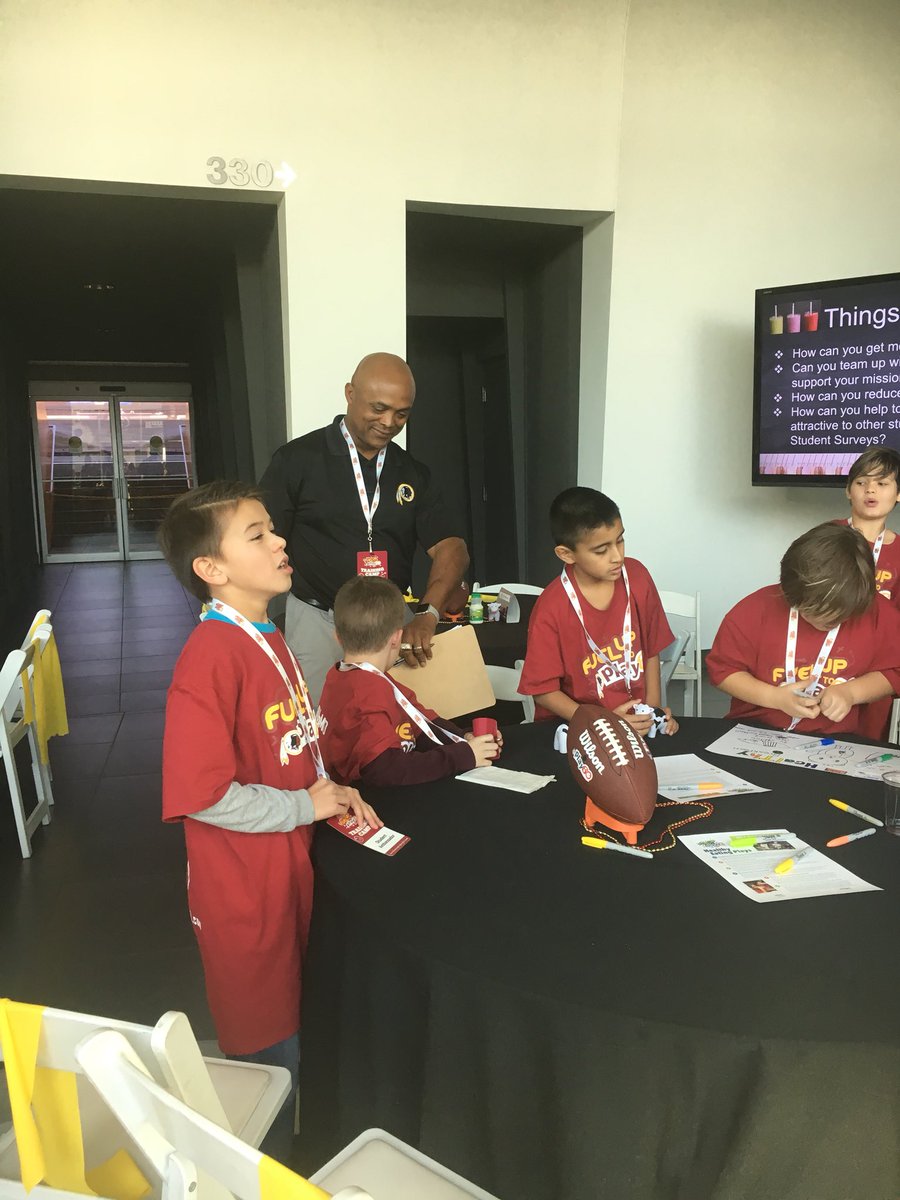 LOVlibrarylady's tweet photo. @LovettsvilleES @Lovettsvillepe @FUTP60 @AmerDairyFUTP60 Awesome time at FedEx field with #elboogie, FUTP 60, and American Dairy Association of the NE. https://t.co/F2FLoOriWE