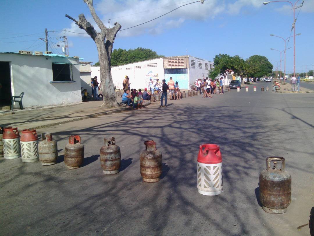 victor_jurado's tweet photo. Cómo se explica que en un País con  una de las reservas  más Grandes de Gas su Pueblo este pasando calamidades Hasta el punto de tener que protestar por el Gas Doméstico. https://t.co/lRs0tYH0jm