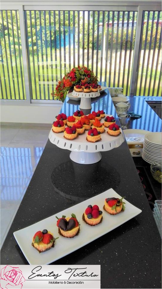 EventosTextura's tweet photo. Eventos Textura le da formalidad y elegancia a tus eventos.

Contáctanos y cotiza con nosotros si compromiso todo lo que necesites para tu evento: Mesas, sillas, mantelería, invitaciones, centros de mesa, arcos y figuras de globos, mesa de postres, y muchas cosas más. https://t.co/IQmmMyBpR8
