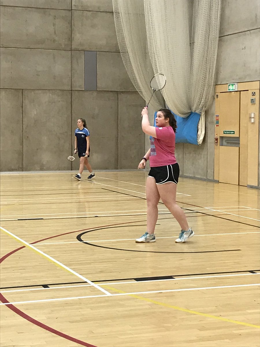 Unlucky loss for the ladies badminton against Surrey Uni today but outstanding effort and commitment from all 🔵⚪️ #simmies #blueandwhite