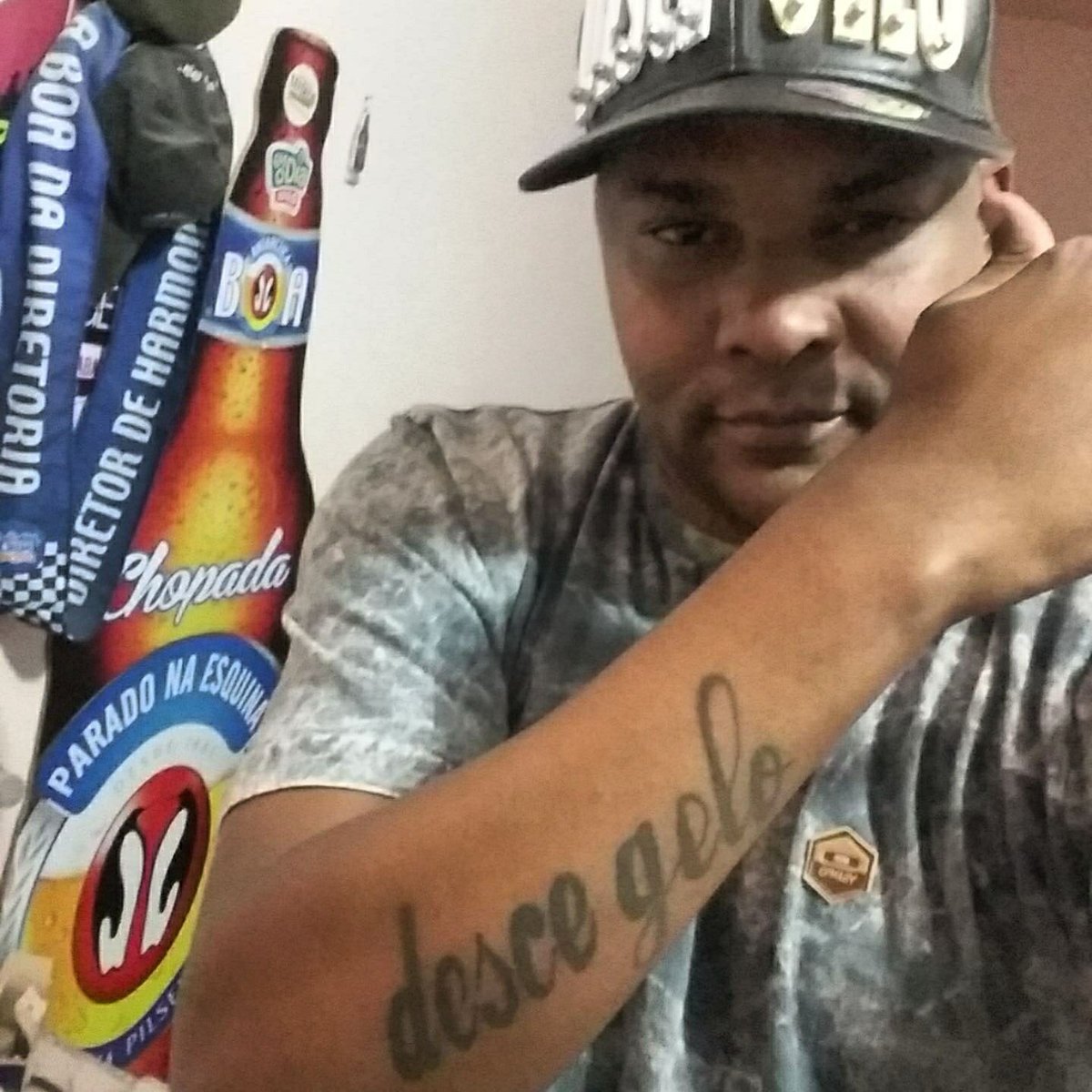 Wellersoares's tweet photo. -“Tem que tatuar algo que você goste muito” 
-“Ta bom.” Kkkkkkk https://t.co/IB261f4qzA