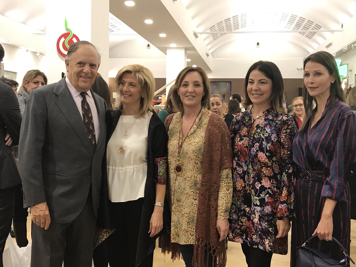 RedMadreFunda's tweet photo. Amaya Azcona directora de @RedMadreFunda, Marqués de Griñón y su mujer y Sofia Azcona, directora general Cofares digital. #solidario #cofare https://t.co/bhXU4pUUJ0