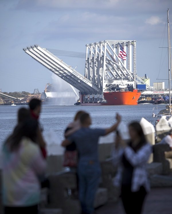 GaPorts's tweet photo. Port Technology: Port of Savannah welcomes giant cranes https://t.co/KWXQW68985 https://t.co/WNmKdrw9WW