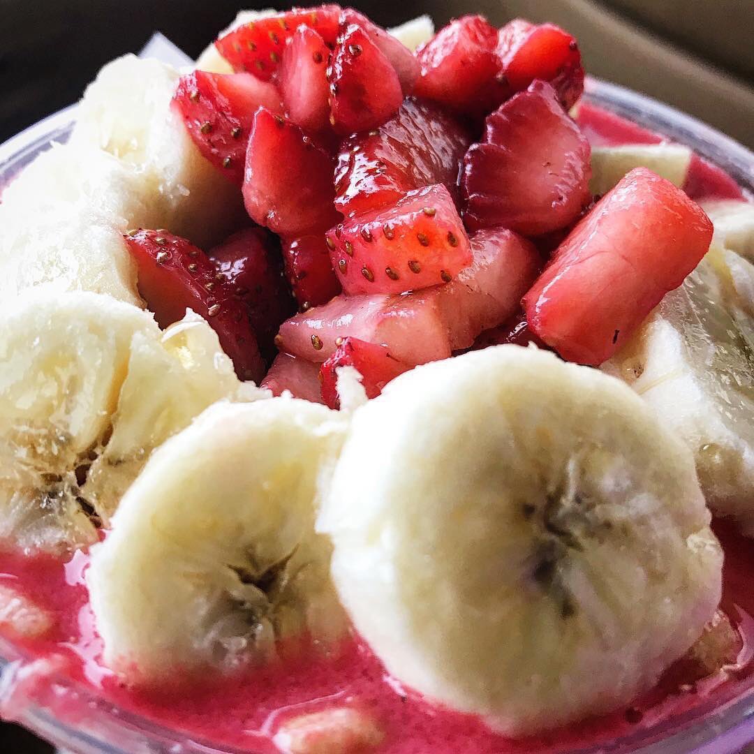 JuiceItUpHQ's tweet photo. It's smooth sailing β΅οΈ to Friday when you've got your fave Smoothie Bowl to get you through! π #MidweekMotivation #StrawberryWave #JuiceItUp! ππ https://t.co/aqAXmKhegq
