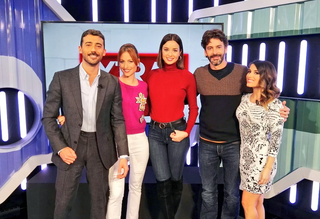 alvarofberro's tweet photo. ¡A las 22.30 vuelve a plató @Norihouse y se estrena @dafnefdez en @NonStopPeopleES! Este viernes llega a los cines #PerfectosDesconocidos de @alexdelaIglesia📱🔪 https://t.co/AC5cxanVJu
