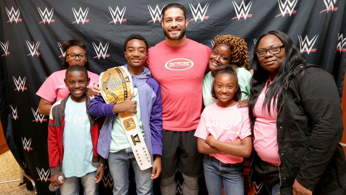 RomanReignsNet's tweet photo. Roman grants a wish in Knoxville-https://t.co/Nl15cbmtP3 #RomanReigns #RomanEmpire https://t.co/LePiK7UPLh