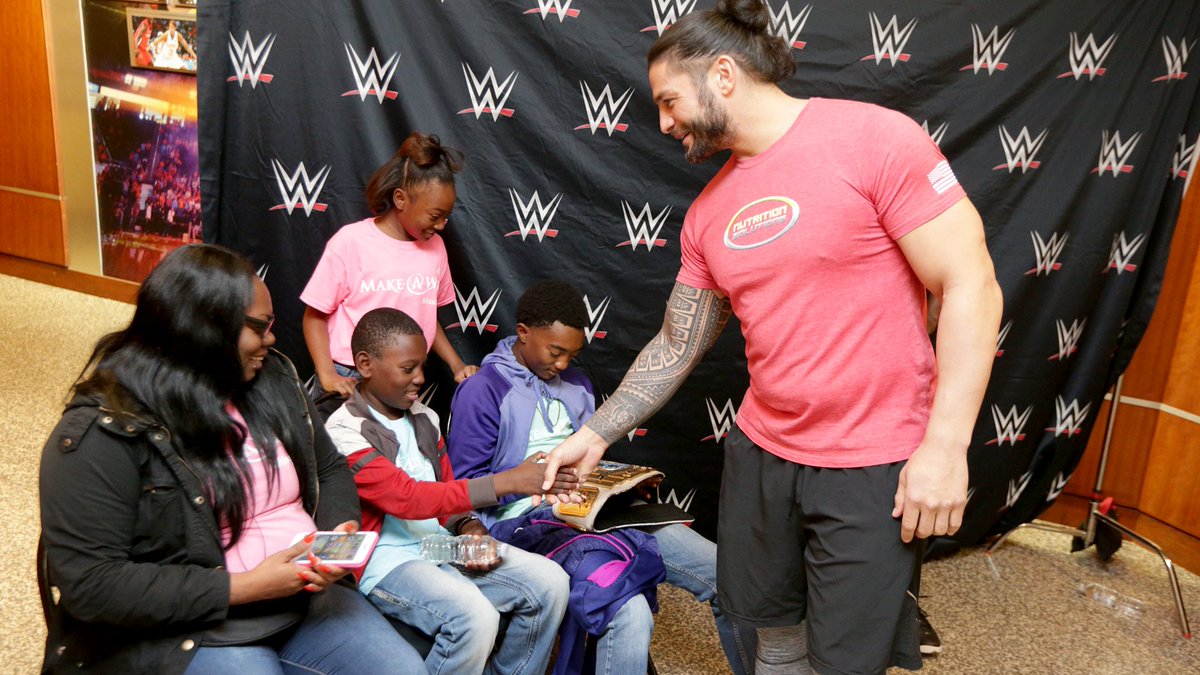 RomanReignsNet's tweet photo. Roman grants a wish in Knoxville-https://t.co/Nl15cbmtP3 #RomanReigns #RomanEmpire https://t.co/LePiK7UPLh