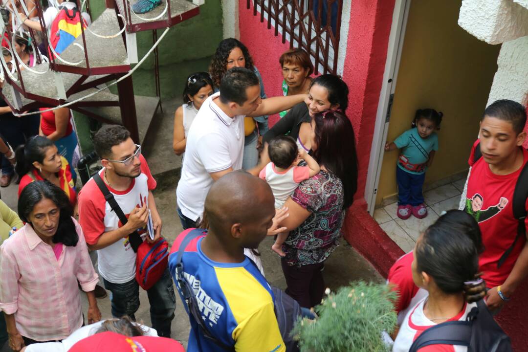 PartidoPSUV's tweet photo. #MÉRIDA Así el candidato por el municipio Libertador @leoneljmatos realizó casa por casa desde La Milagrosa ¡Siempre junto al pueblo! https://t.co/GE3QzXHuEx