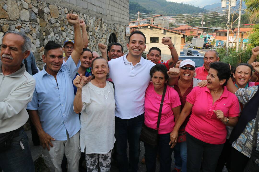 PartidoPSUV's tweet photo. #MÉRIDA Así el candidato por el municipio Libertador @leoneljmatos realizó casa por casa desde La Milagrosa ¡Siempre junto al pueblo! https://t.co/GE3QzXHuEx