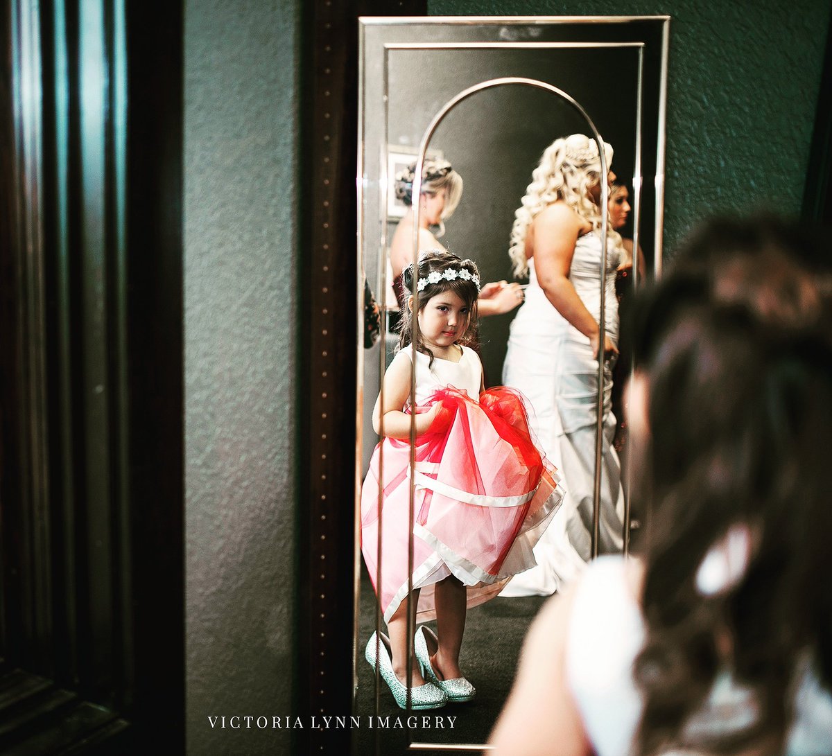 ShaniaHoerner2's tweet photo. I'm seriously so in love with this, I'm so glad gabby was my flower girl and she captured her in my shoes 😍😭 this is one of my favorite pics I've ever seen with one of the most important little girls in my life 😍😭 https://t.co/jmgzx4uwI3