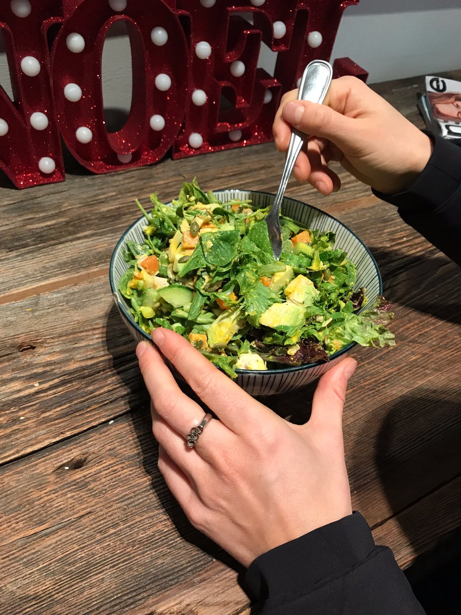 RedCloudSec's tweet photo. I love salads. I mix it up every time, but I like to load them with lots of veggies, protein and healthy fats. Fueling up for the second part of the day today! I’ve got team media after on-ice practice. #RCKSxMPP https://t.co/V1GHrAY1Aw