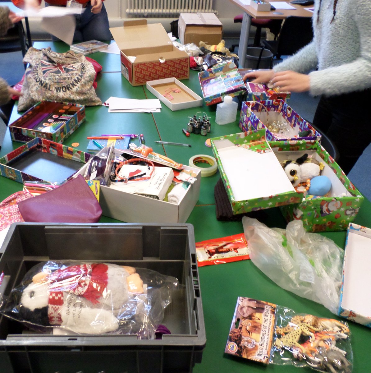 DSFCcharities's tweet photo. A total of 14 shoeboxes were filled with donations and given to the Benjamin Foundation. Thank you to everyone who donated and to everyone who got involved with organising the donations! https://t.co/Ag0VXfZCD5