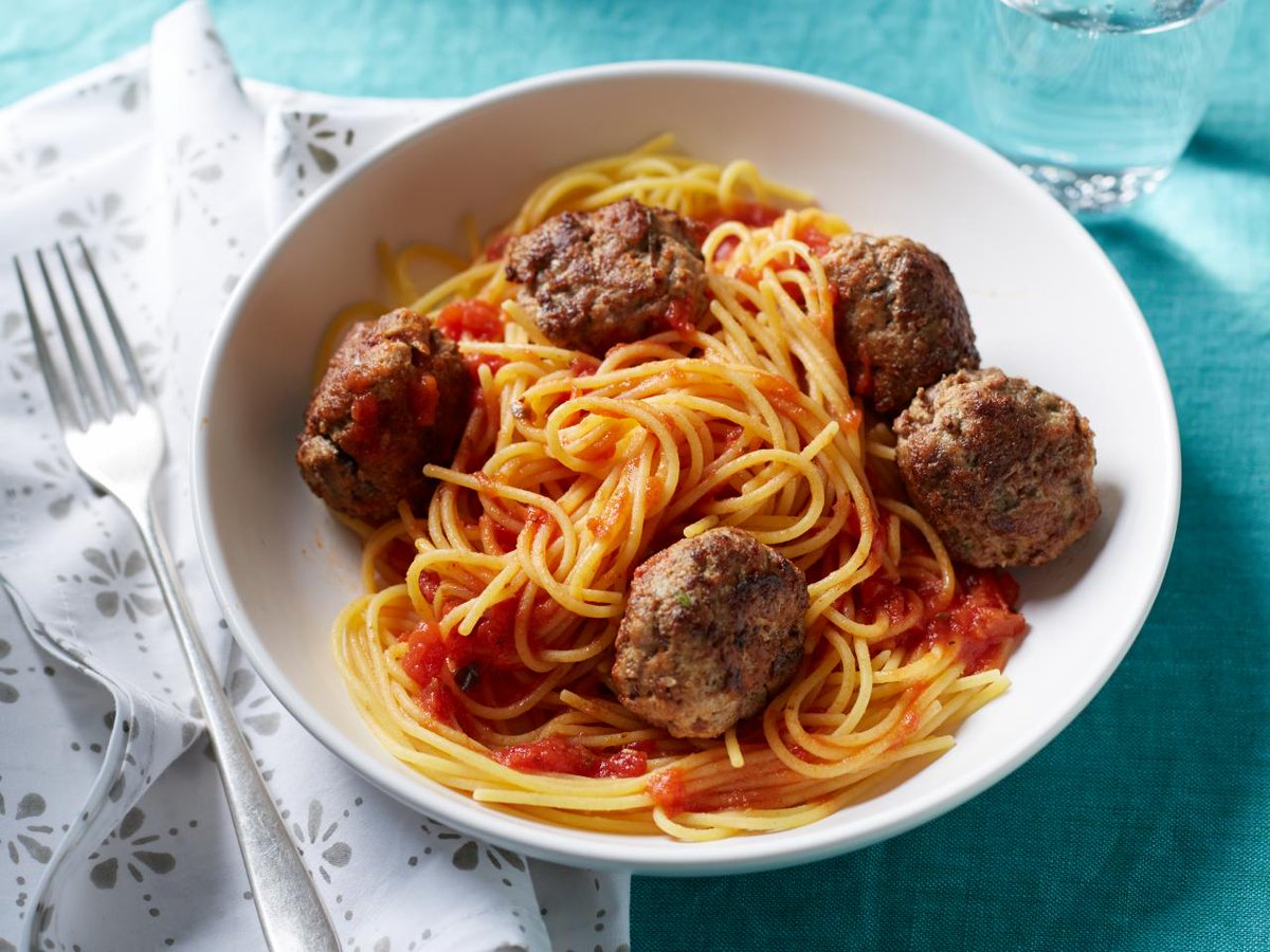 zeroodlepasta's tweet photo. Retweet if you are craving spaghetti and meatballs right now! Did we tell you ours are #LowCarb? 📷: @FoodNetwork  #Zeroodle #foodlove #keto #cooking #LowCarbCanada https://t.co/FletshsaAa