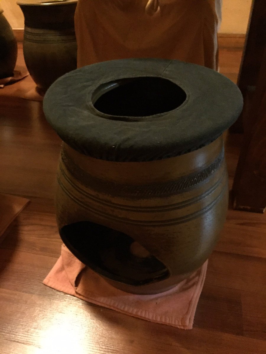 SnobEssentials's tweet image. Mugwort chair steam aka vagina facial it’ll fix all the girlie parts like cramps, infertility, cold uterus, etc #vaginasteam #vaginafacial #mugwortchair