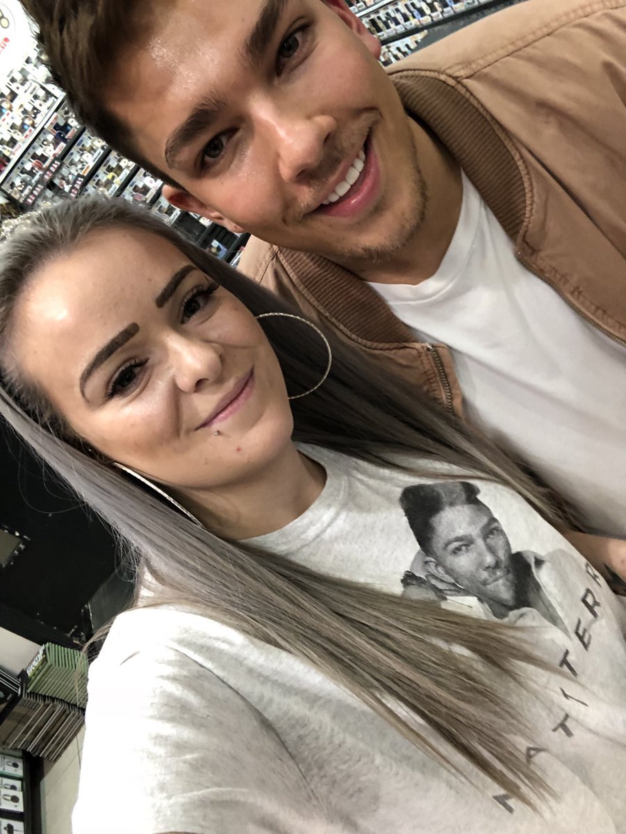teddyupdatez's tweet photo. Matt with some fans today at his signing https://t.co/ZcsazxGyf6