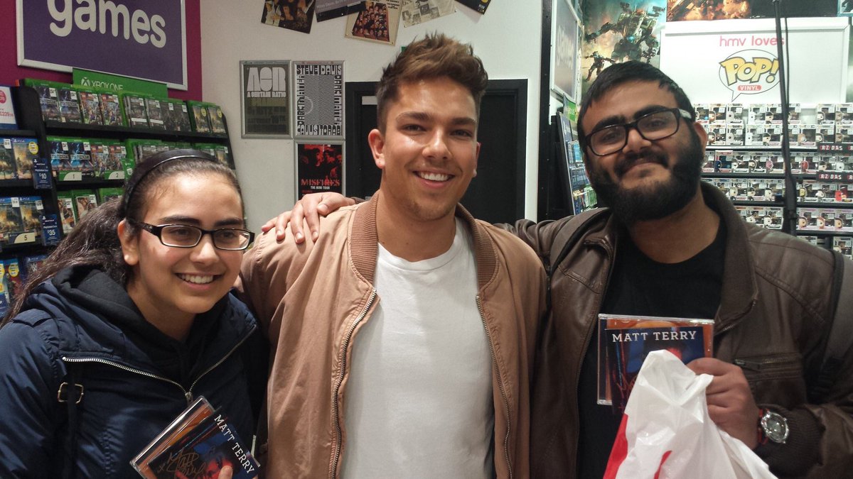 teddyupdatez's tweet photo. Matt with some fans today at his signing https://t.co/ZcsazxGyf6