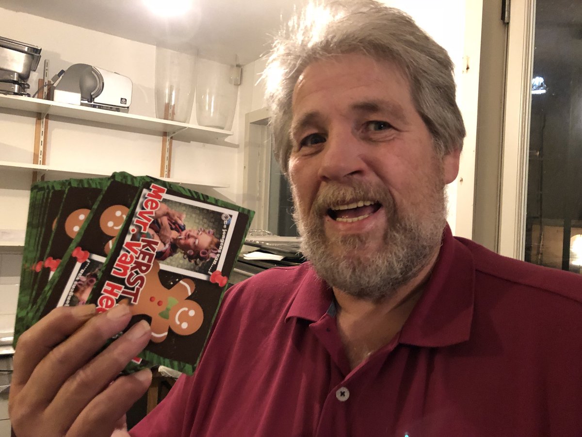 Een trotse Jan Rijnaarts neemt de kaarten in ontvangst voor de Kerstshow van <a href="/MevrouwvanHeck/">Mevrouw van Heck</a> op 17 december <a href="/PAzijnfabriek/">podium azijnfabriek</a>. Ben er snel bij want op=op!