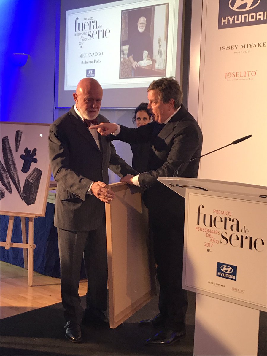 fueradeserie's tweet photo. Roberto Polo #PremioFS de Mecenazgo. Entrega @aurelio_fdez https://t.co/hiQulyJKOl