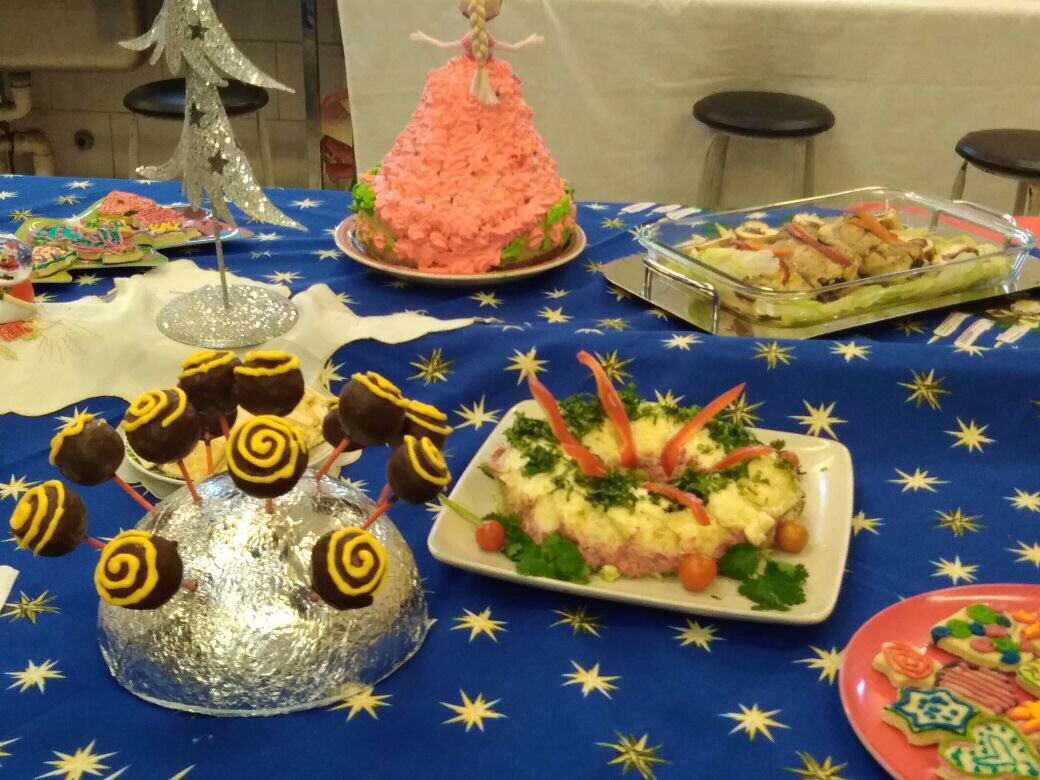stgomujer's tweet photo. Mujeres de “Gastronomía navideña” haciendo el cierre de su curso en conjunto con usuarias de Machalí. Degustación de cenas navideñas. https://t.co/KZzy1ic4D9