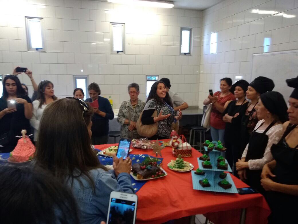 stgomujer's tweet photo. Mujeres de “Gastronomía navideña” haciendo el cierre de su curso en conjunto con usuarias de Machalí. Degustación de cenas navideñas. https://t.co/KZzy1ic4D9