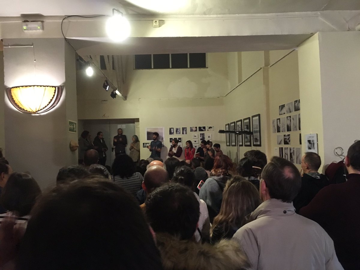 daandina's tweet photo. Aforo completo para el cierre de @srchurrero. Como regalo nos dejan un libro con sus mejores "churros": https://t.co/pfXxjF2hcC