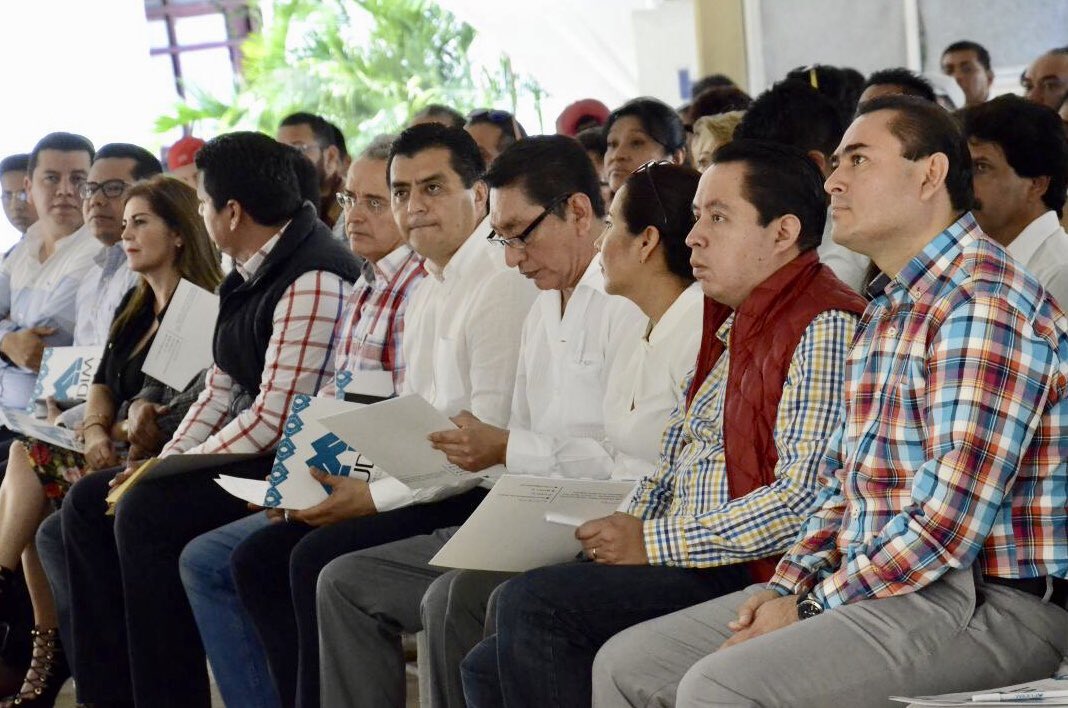 BonyMontufar's tweet photo. Presentación de la EUDIM, Empresarios Unidos para el Desarrollo Integral de Mexico A.C. a quienes deseo mucho éxito en su trabajo y mis felicitaciones x las actividades q realizan por el bienestar de la sociedad. @MerceCalvoE @HectorAstudillo @macara1322 https://t.co/3v1Tl2fn7R