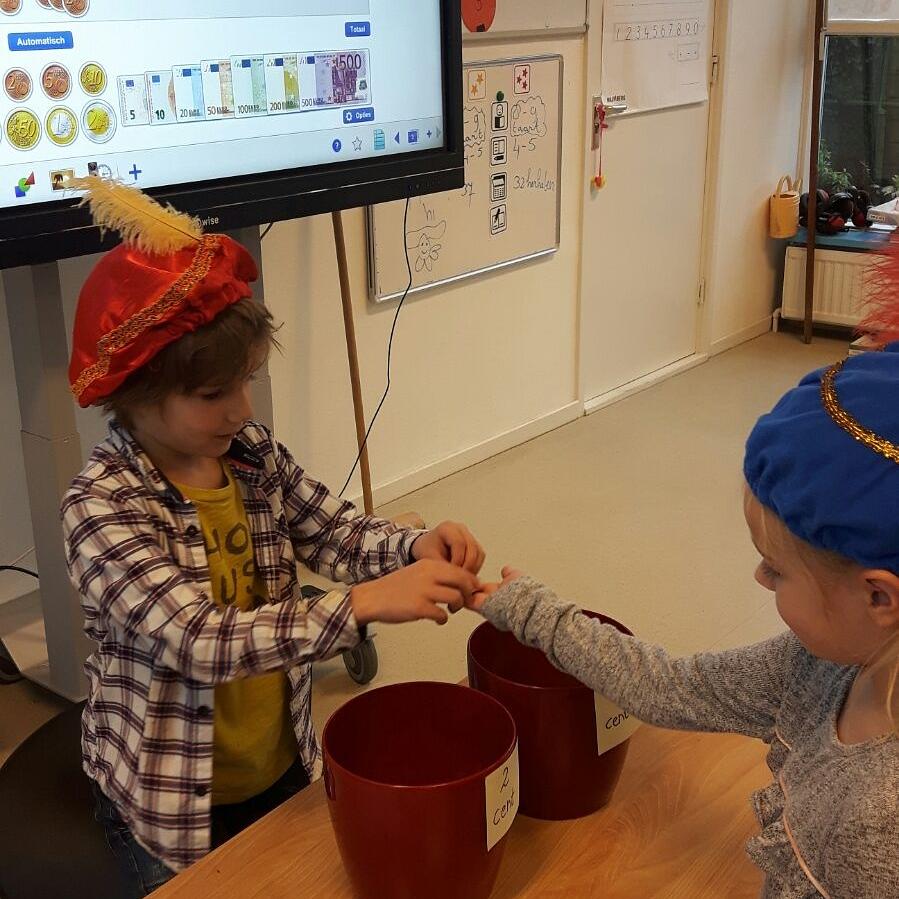 StBernardusEpe's tweet photo. Het sinterklaasfeest is niet alleen leuk maar ook heel nuttig tijdens de rekenles van groep 3. De zelfgebakken pepernoten moesten eerlijk verdeeld worden en tijdens de projectles werd er met geld snoepgoed gekocht. https://t.co/q85M0QtoRI