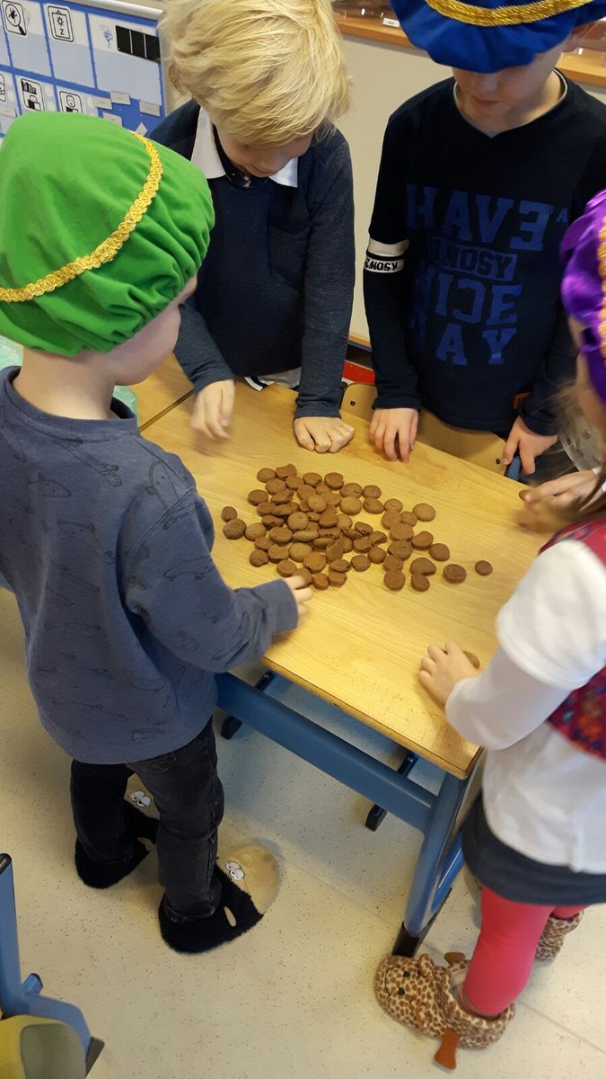 StBernardusEpe's tweet photo. Het sinterklaasfeest is niet alleen leuk maar ook heel nuttig tijdens de rekenles van groep 3. De zelfgebakken pepernoten moesten eerlijk verdeeld worden en tijdens de projectles werd er met geld snoepgoed gekocht. https://t.co/q85M0QtoRI