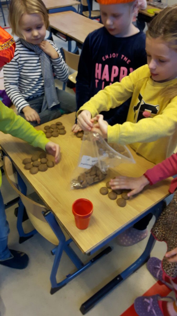 Het sinterklaasfeest is niet alleen leuk maar ook heel nuttig tijdens de rekenles van groep 3. De zelfgebakken pepernoten moesten eerlijk verdeeld worden en tijdens de projectles werd er met geld snoepgoed gekocht.