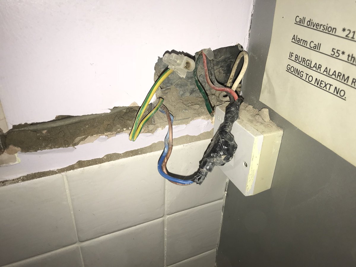 ALMElectrical's tweet photo. Fault on socket no earth. Someone been at it before 😤😒 https://t.co/2NZjo2E49H