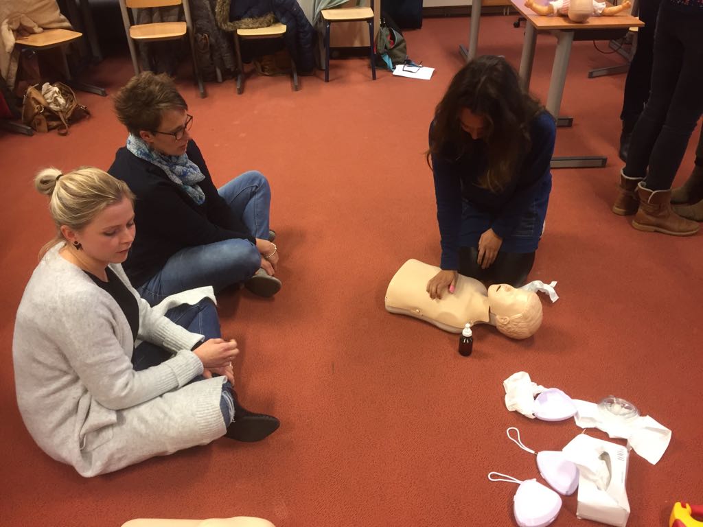 StBernardusEpe's tweet photo. Juf Leonie, juf Sylvana, juf Jessica en meneer Arie zijn vanmiddag weer geslaagd voor hun BHV-cursus. Een geruststellend idee! Goed gedaan! 👍🏻 https://t.co/v4yRU7tWhF