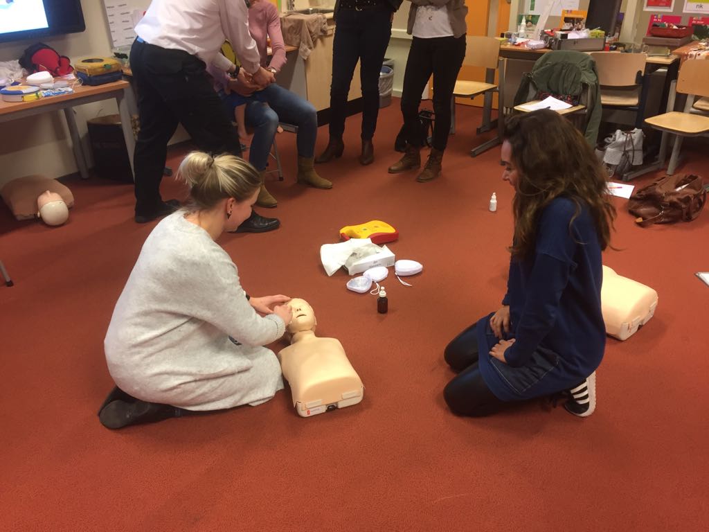Juf Leonie, juf Sylvana, juf Jessica en meneer Arie zijn vanmiddag weer geslaagd voor hun BHV-cursus. Een geruststellend idee! Goed gedaan! 👍🏻