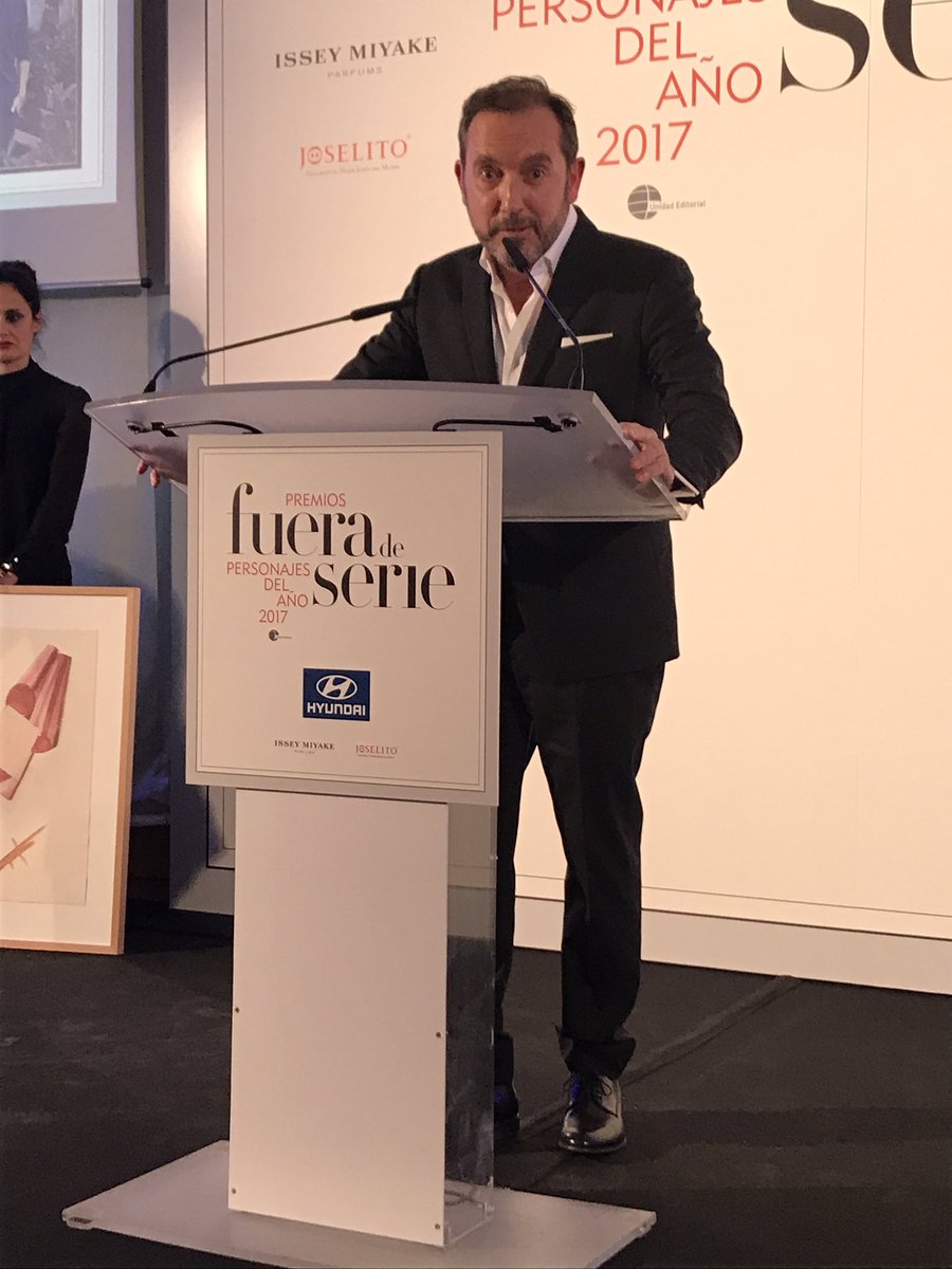 fueradeserie's tweet photo. Lázaro Rosa-Violán recoge el #PremioFS de Interiorismo, fiel lector de Fuera de Serie 👏🏼👏🏼👏🏼 https://t.co/8TfJiQxG4b