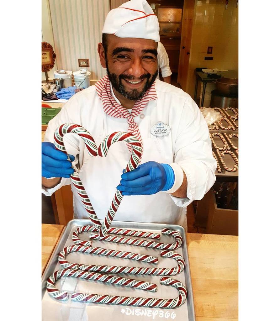 Disney366's tweet image. Day 2160: CM #CandyMaker #Gustavo shows his #Love of #Making #HandPulled #CandyCanes. 
#Disney366 @@Disneyland -

LOCATION:
#CandyPalace #MainStreetUSA #Disneyland -

DISNEY:
#Disneyland366 #Disneyland2017 #DisneyTime #SeeWhatALittleMagicCanDo #JustGotHa… ift.tt/2katvCU