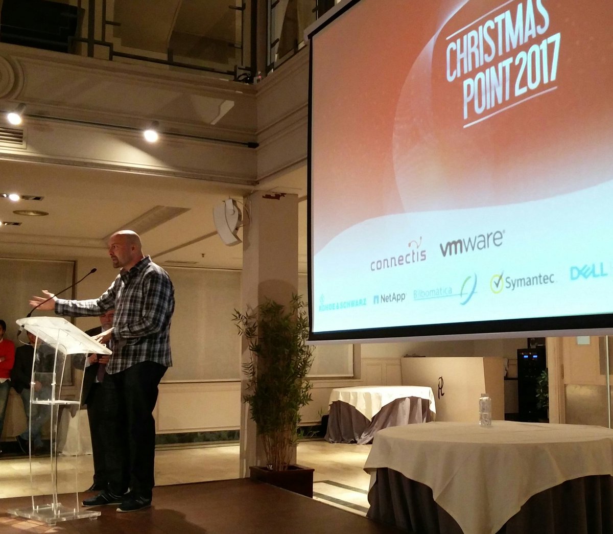 marodriguezz's tweet photo. Nuevas tendencias y pragmatismo, por  Moisés Navarro de @VMware en el #christmaspoint17 de @_ASTIC https://t.co/g2HkXBvmpm