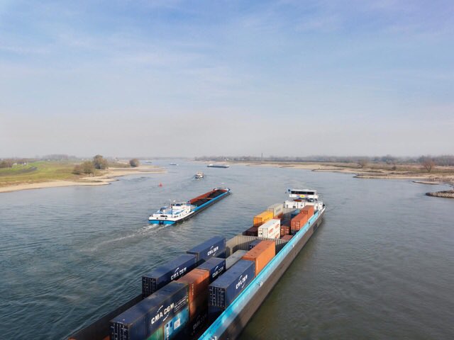 MinIenW's tweet photo. “Het zou goed zijn als er meer vracht over het water gaat. We hebben krachtige waterverbindingen en sterke havens. De waterwegen bieden kansen om te groeien. “ #begrotingiw https://t.co/WZ9blzID0u