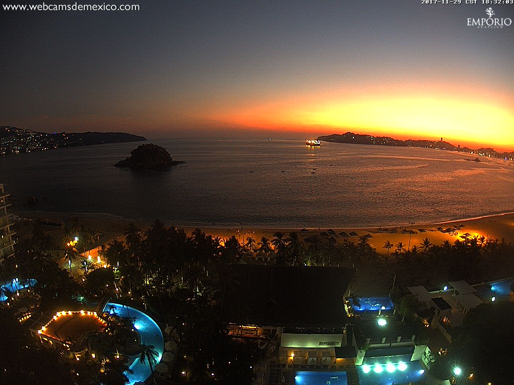 webcamsdemexico's tweet photo. Los colores de este último miércoles de noviembre al atardecer lucen así desde Playa El Morro de #Acapulco. Temperatura actual: 26º C. Vía @Emporio_Aca: https://t.co/QIoeVYVNo8
