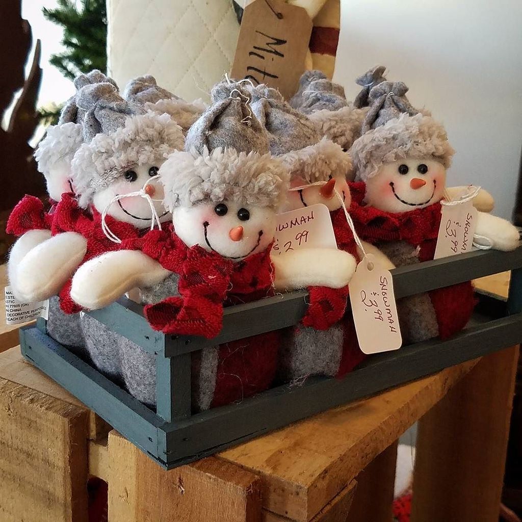 VisitMorganCo's tweet photo. Look at these cuties! Perfect for peeping out a stocking on Christmas morning. Find them at the Martinsville Candy Kitchen (yes, they have more than candy). #thisismorganco #giftidea #snowmen #h2gindiana #rr2ms https://t.co/pGYc8EUS11
