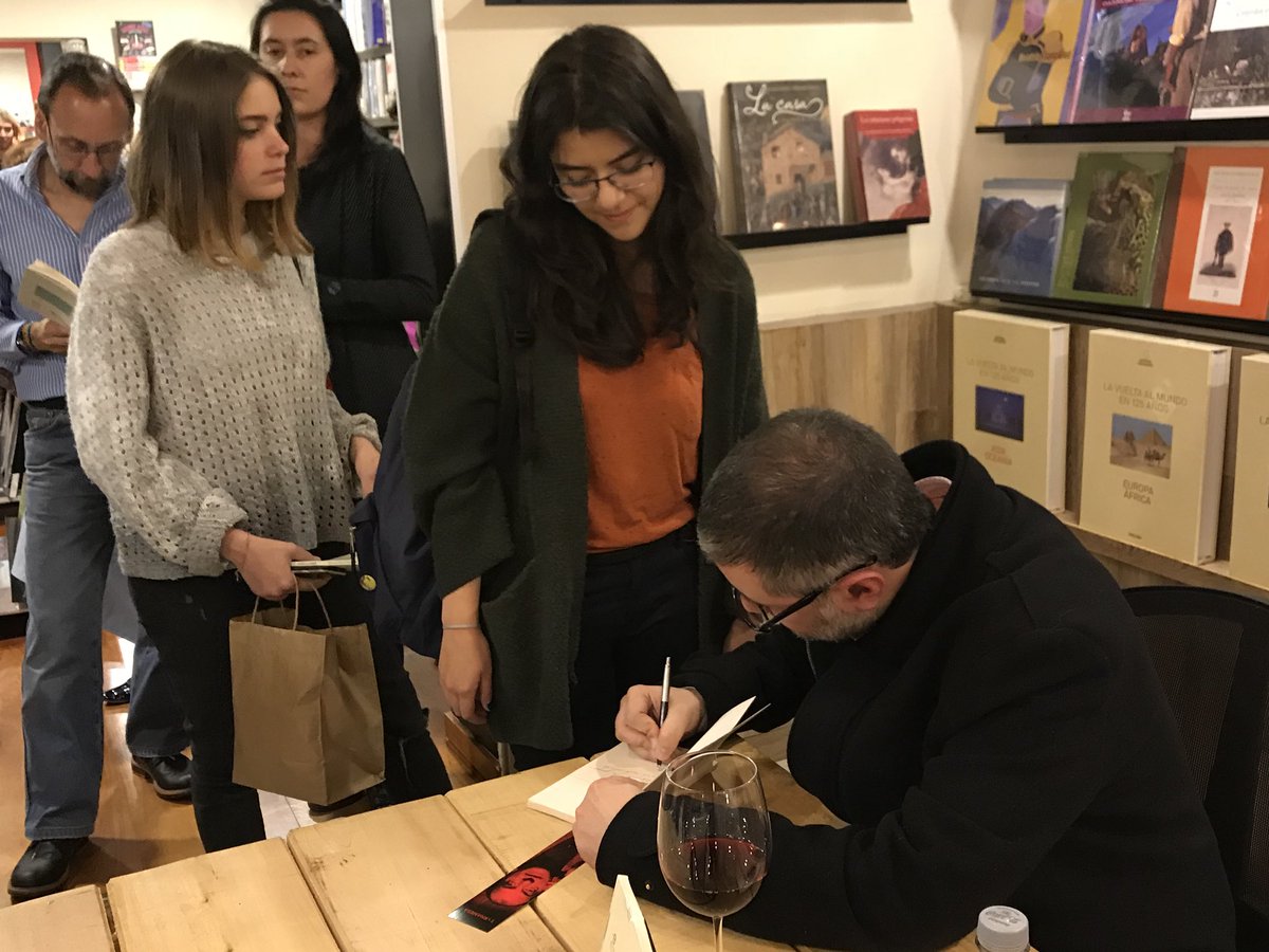 LaTornamesa's tweet photo. El poeta Federico Díaz-Granados firmando su libro “Adiós a Lenin” depones de la presentación y el recital con su poesía en #LecturasDeAutor Tornamesa #ZonaG #CulturaEnMovimiento https://t.co/dAeivIlA3D