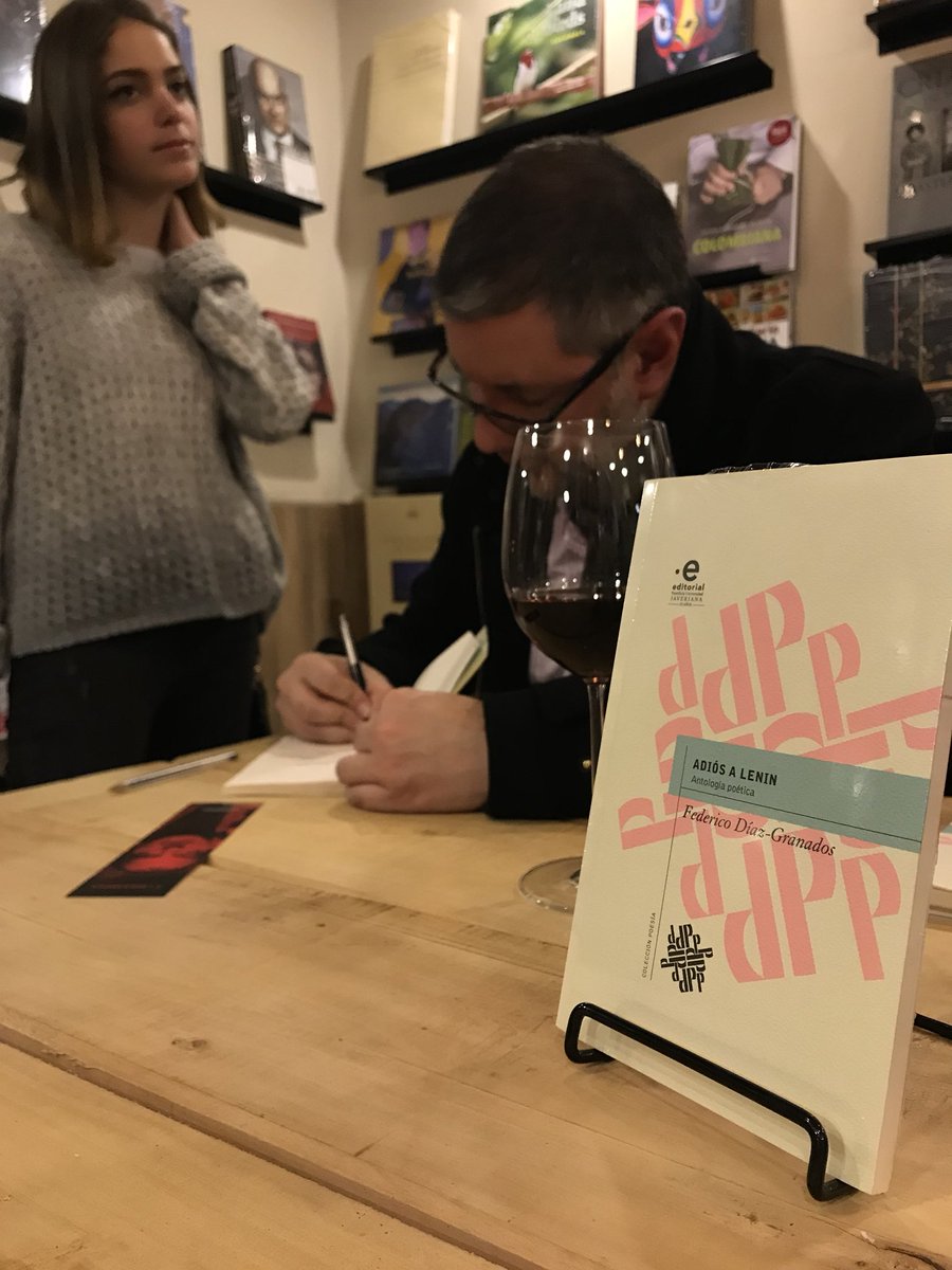LaTornamesa's tweet photo. El poeta Federico Díaz-Granados firmando su libro “Adiós a Lenin” depones de la presentación y el recital con su poesía en #LecturasDeAutor Tornamesa #ZonaG #CulturaEnMovimiento https://t.co/dAeivIlA3D