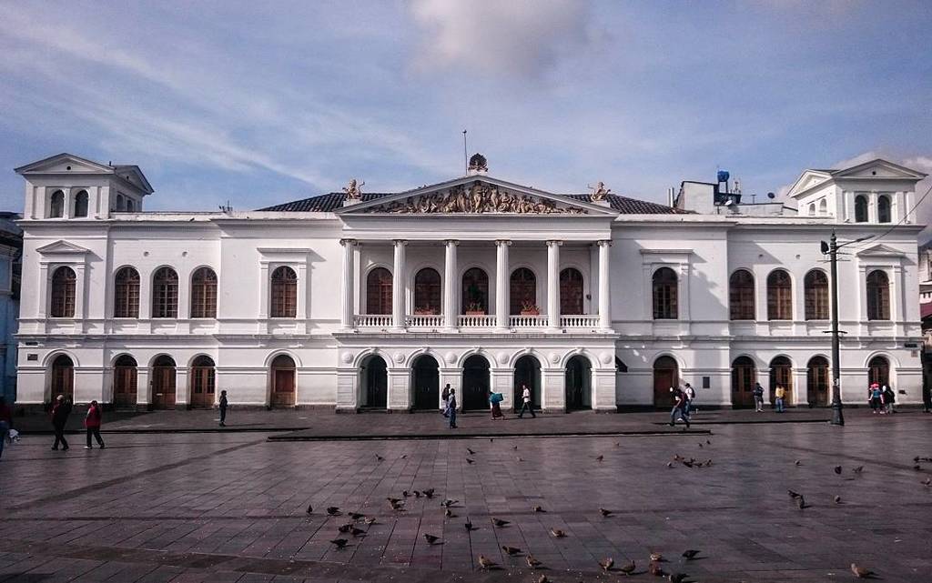 historiaC1's tweet photo. El magnífico Teatro Sucre en una clara y fría mañana de Quito
#Quito #Theatre #teatrosucre #PlazaDelTeatro #arquitectura #artes #architecture #Renaissance #neoclassical #building #classic #classicbuilding #skyline #urbanexploration #visitsamerica #quitoecuador #centrohistór… https://t.co/qwMzN6EqWO