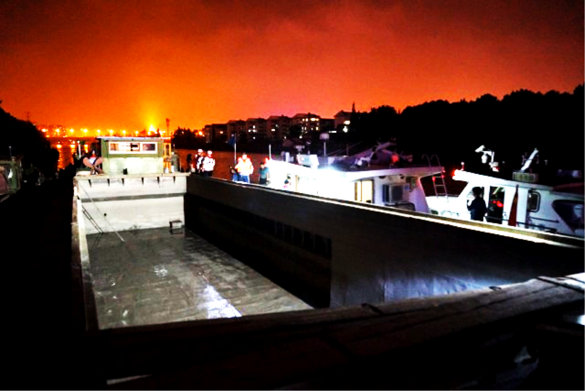 Lyn_Li_'s tweet photo. Corporate Irresponsibility is the first challenge. Illegal wastewater discharge at night is a norm for smaller-sized business in China. Simultaneously, poor environmental awareness and lack of infrastructure improvement are also key factors. #POEcap #TwitterPresentation (4/6) https://t.co/KcyhorzC6O