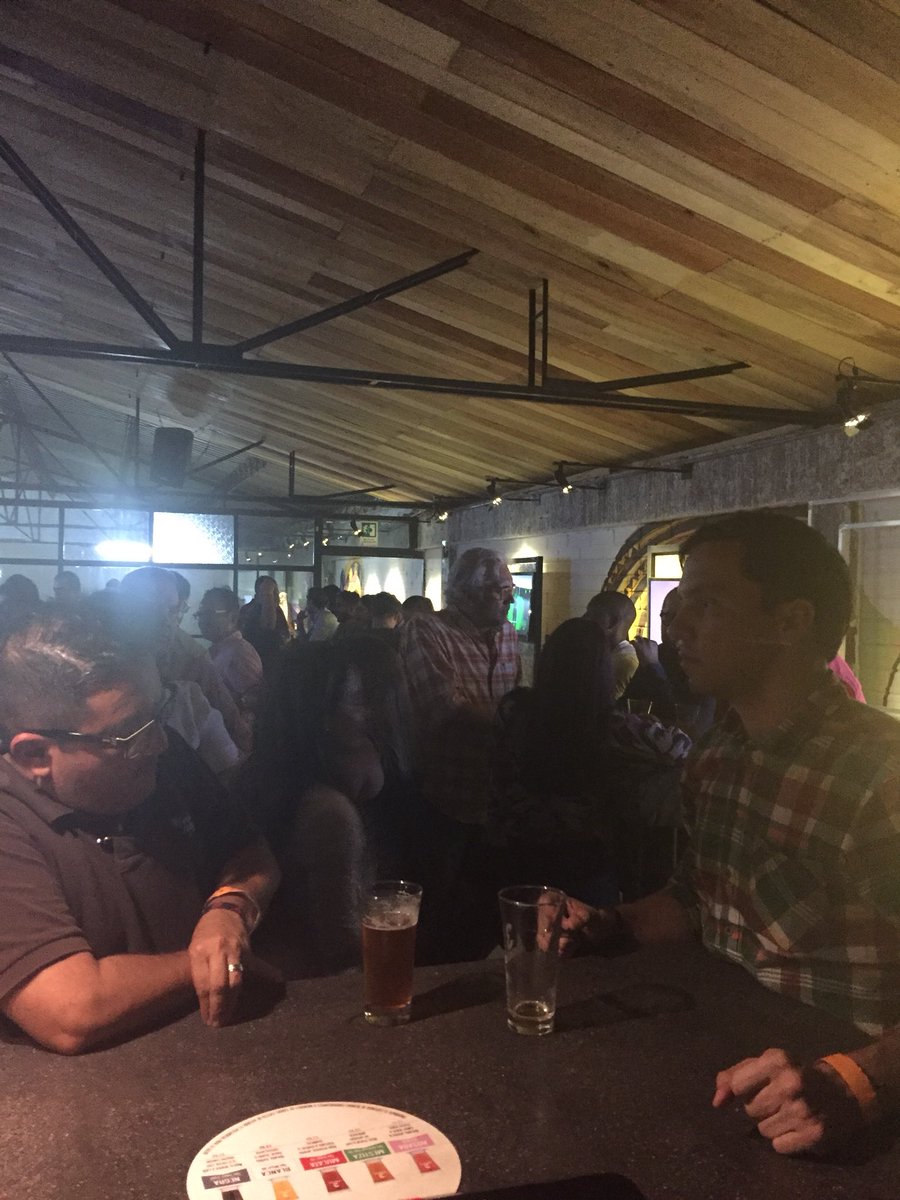 singleslatam's tweet photo. Noche de networking y negocios 🔥 #SinglesMeeting https://t.co/ryED6ce1Tq