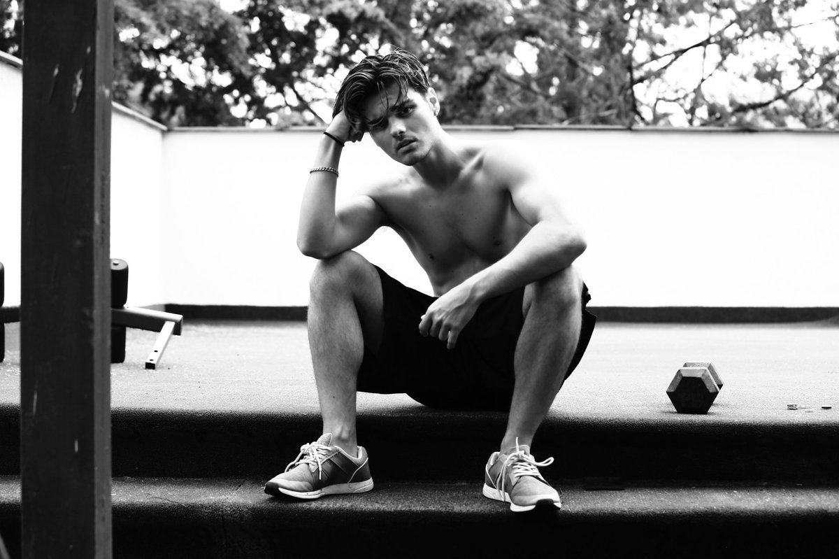 AbrahamMateo's tweet photo. Siéntate y... Mira #Mejor https://t.co/mIbE5G58kh