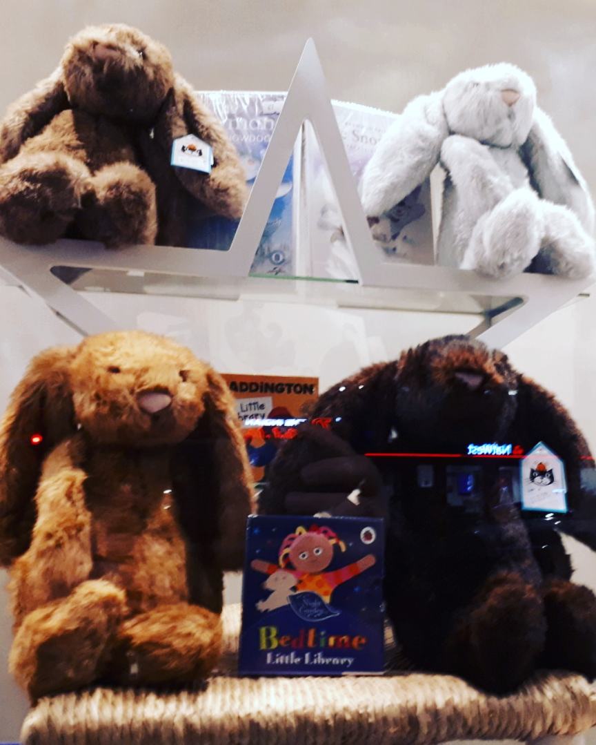 ChingfordBooks's tweet photo. Wonderful gift ideas just waiting on the shelves... Pop to the shop 👀 ❤📚
#ShopSmallWhereYouCan #Chingford #JosBookshop #Jellycat https://t.co/6o8pNAvbWe