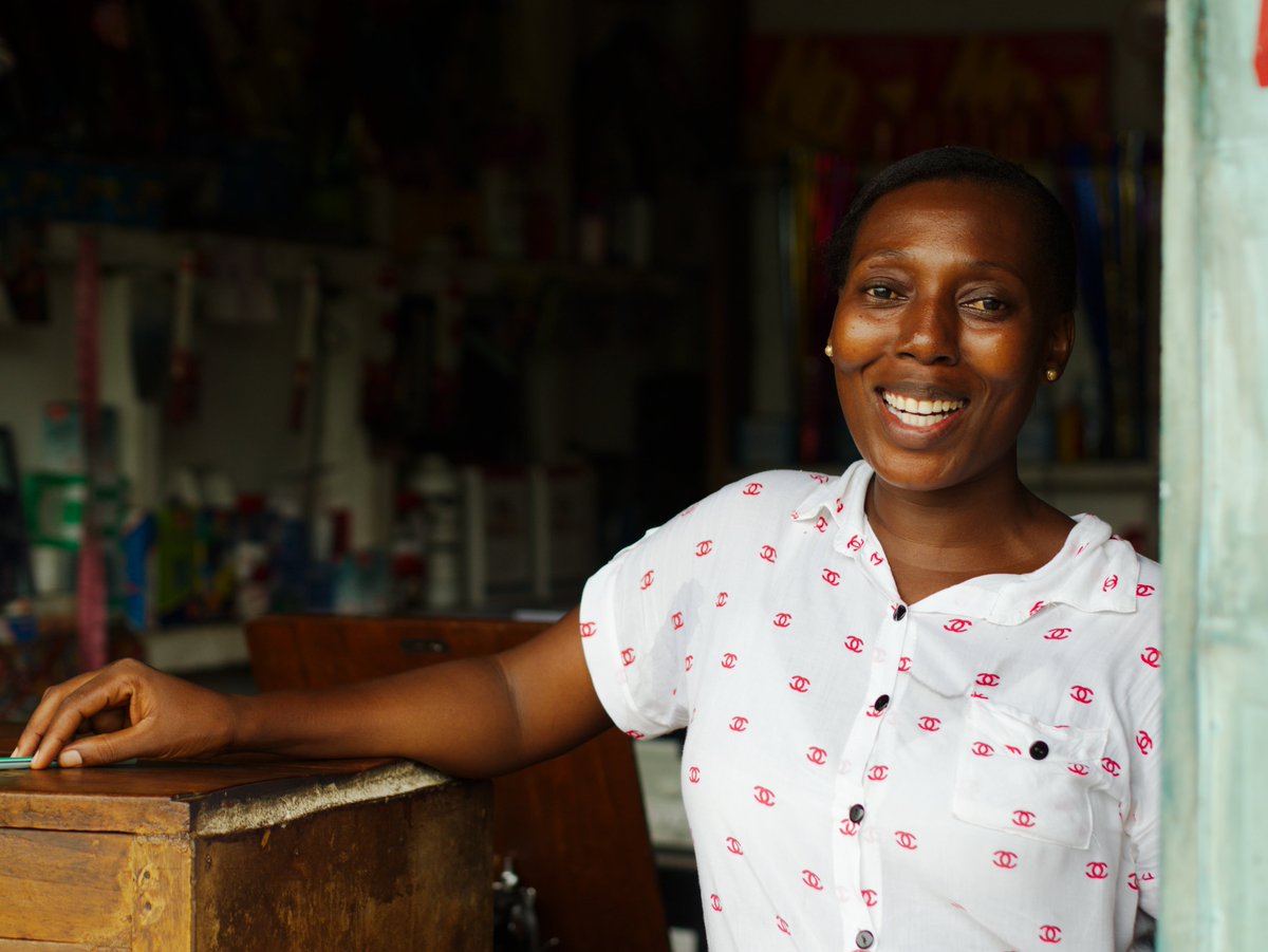 The opportunity to open a kiosk, where she would sell products to her customers, arose after having achieved access to a Kiva loan. In this shop located in the village center, she became a telecommunication agent.