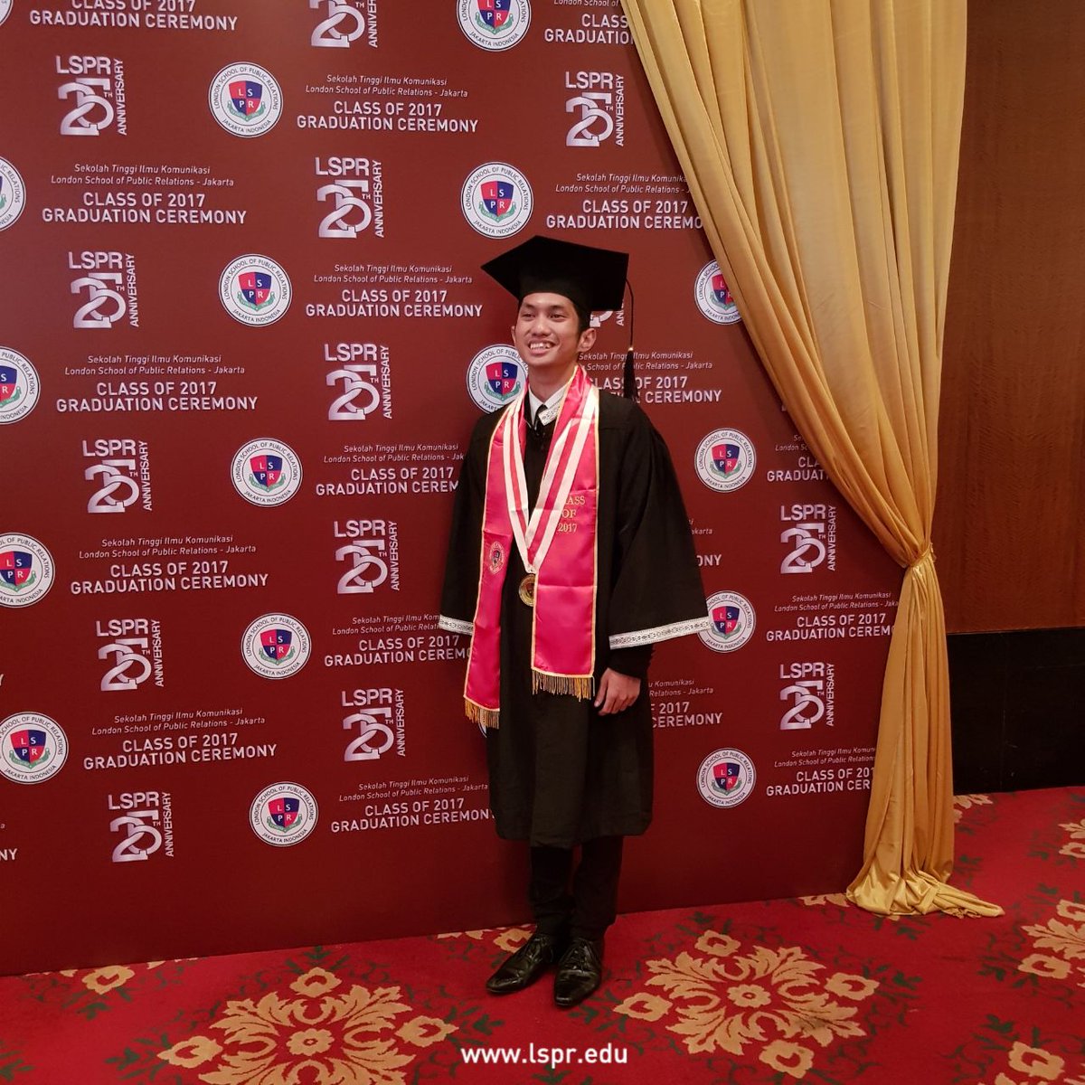 lspr_official's tweet photo. #LSPRGraduation2017
.
It's happening now. Don't forget to capture memories in our special photobooth
.
#LSPRGraduation2017 #LSPRJakarta #LSPRStudent #Graduation https://t.co/rH01wZeaka